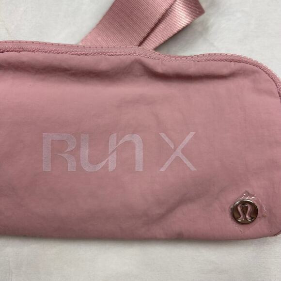 Lululemon Everywhere Belt Bag 1L in Pink Haze Strap NWT with Company Logo - Picture 4 of 7
